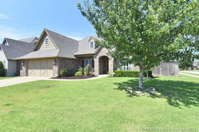 Foto del edificio - Room for the whole family in this 5 bedroom, 3-1/2 bath Executive Rental on corner lot in Millice...