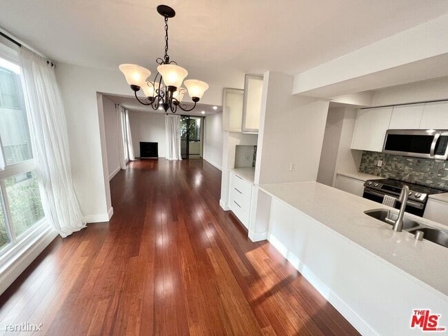 Building Photo - 2 br, 2 bath Condo - 911 N Kings Rd Apt 221