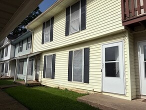 Building Photo - 2138 Airline Dr