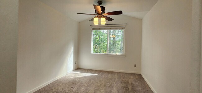 Building Photo - 2 Bed 2 Bath Top Floor Condo South Everett...
