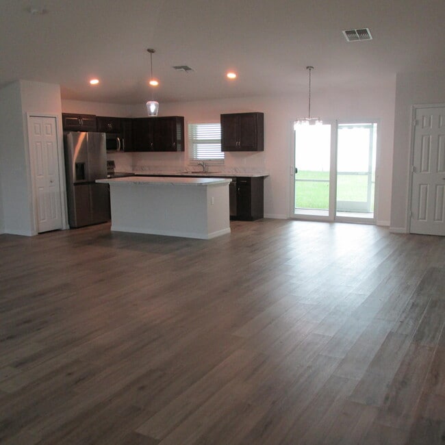 Building Photo - 1726 SE Minorca Ave