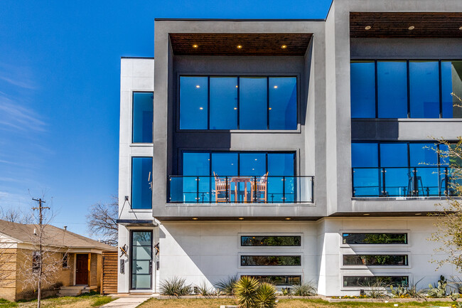 Building Photo - 3523 N Versailles Ave