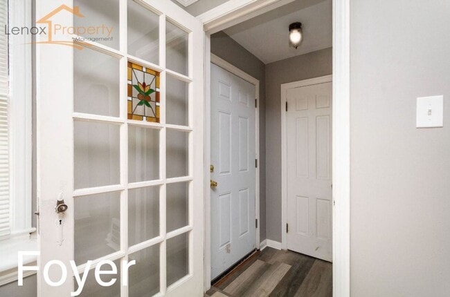 Building Photo - Beautiful 3 bedroom home in Dearborn