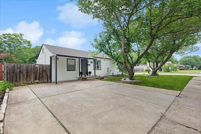 Building Photo - 3551 Espanola Dr