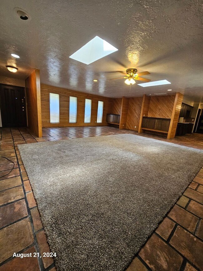 Building Photo - (3) Bed, (2) Bath with 1900 SQFT Avail NOW!