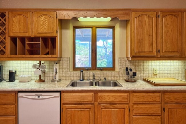 Foto del edificio - 1325 Don Gaspar Ave