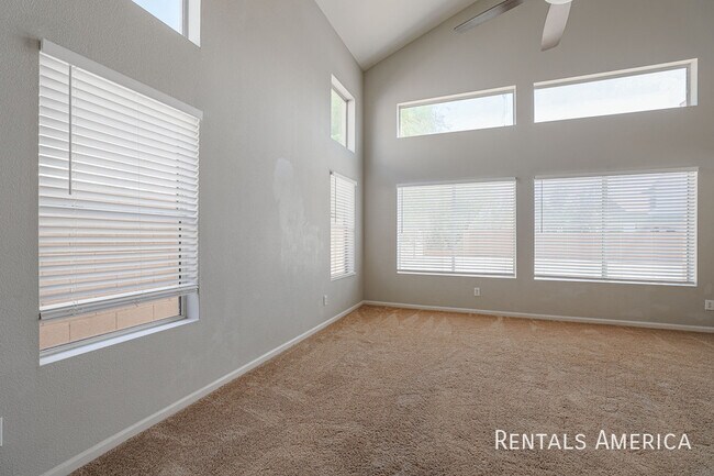 Building Photo - 7441 W Fleetwood Ln