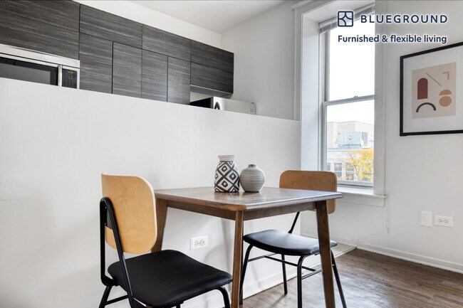 Foto del edificio - 30 E Roosevelt Rd