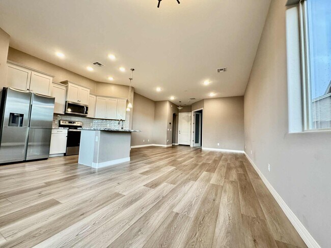 Building Photo - 4960 N Pemberley St