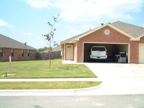 Building Photo - 952 Sylvia St