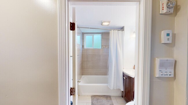 Building Photo - 16 Glenway St