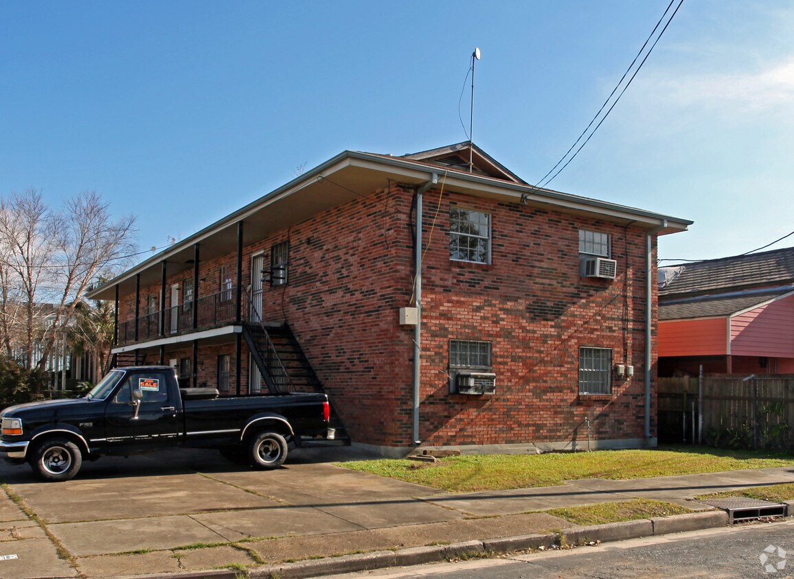 Primary Photo - 4200 Royal St