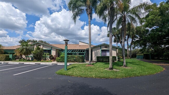 Foto del edificio - 460 Lakeview Dr