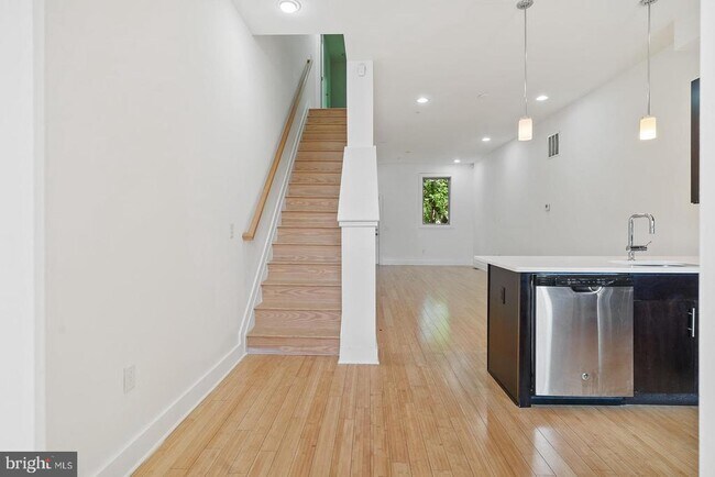 Building Photo - 2460 Frankford Ave