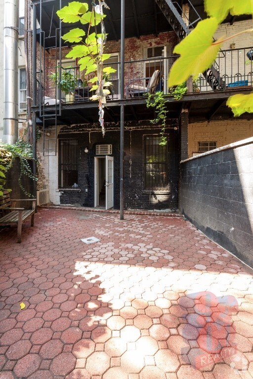 Building Photo - 564 Hudson St