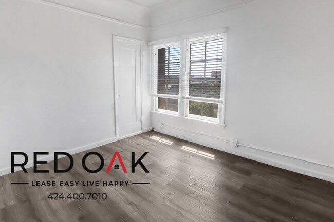 Foto del edificio - MOVE-IN SPECIAL! Bright Bachelor With Kitc...