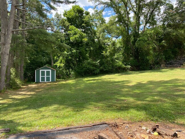 Building Photo - 131 Lake Dr