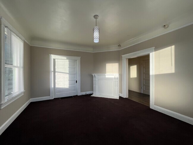 Living room - 732 E St