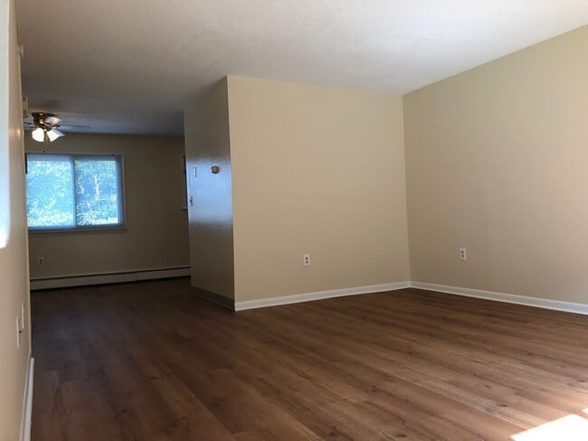 Building Photo - Large Two Bedroom Townhome