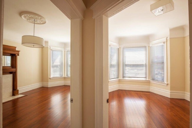 Building Photo - 257 S Van Ness Ave