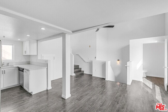 Foto del edificio - 4980 S Centinela Ave