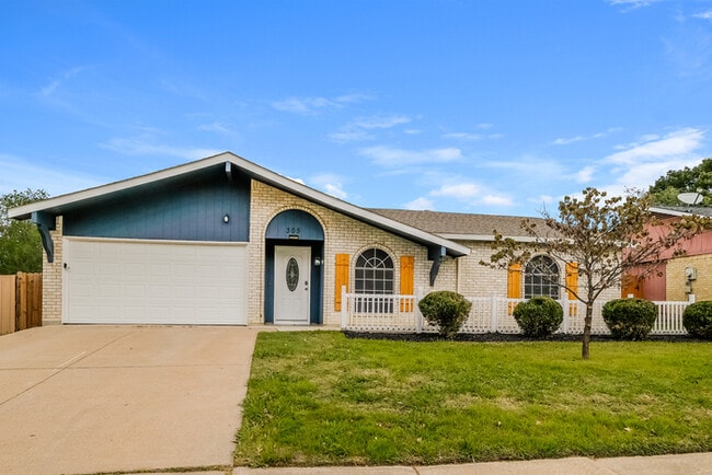 Building Photo - 305 Pebblebrook St