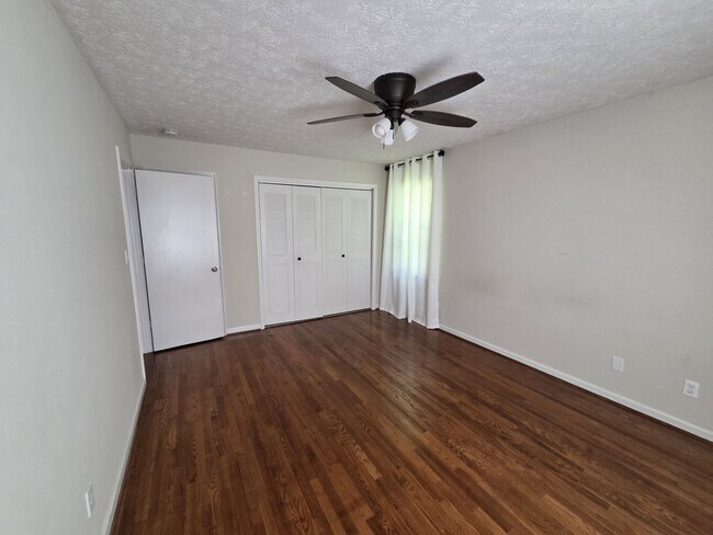 Foto del edificio - College Park Subdivision - 4-5 BR Single Family Home