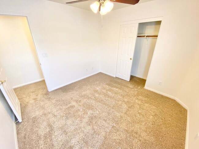 Foto del edificio - GORGEOUS 3 BEDROOM / 2 FULL BATH SINGLE FAMILY HOME , WITH 2 CAR GARAGE