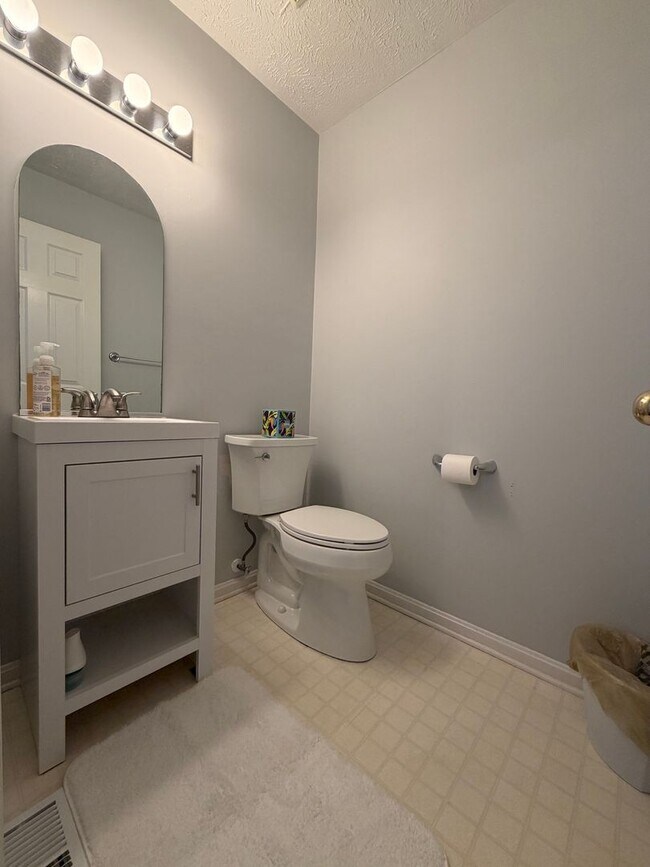 Foto del edificio - 8325 Beacon Pl