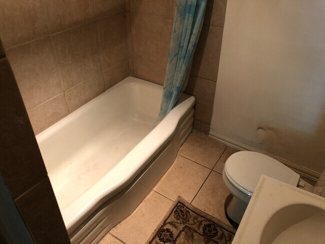 Shared bath - 1117 Victoria Blvd