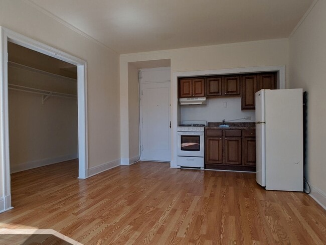 Building Photo - 3335 W Diversey Ave