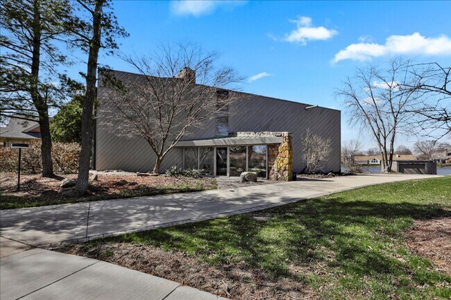 Foto del edificio - 4010 Clubhouse Dr