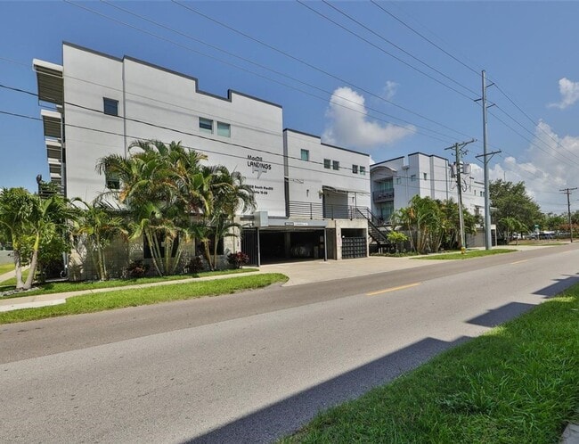 Building Photo - 2/2.5 Industrial Style 3 Level Loft at Mac...