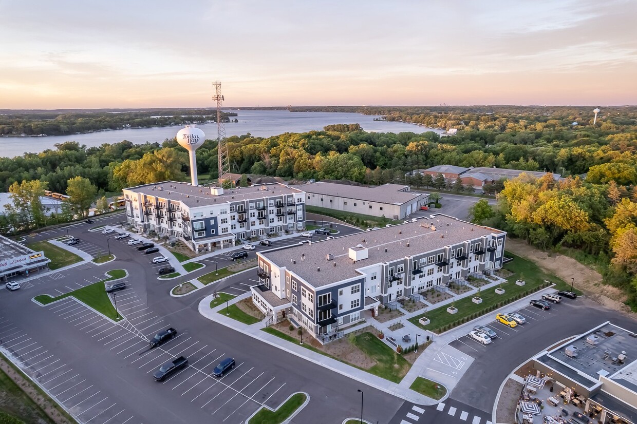 Carrick Apartments and Townhomes Apartments in Tonka Bay, MN