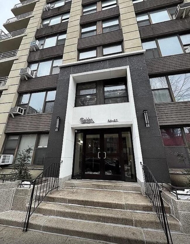 Foto del edificio - 98-22 63rd Dr