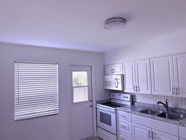 Foto del edificio - 626 Prosperity Farms Rd