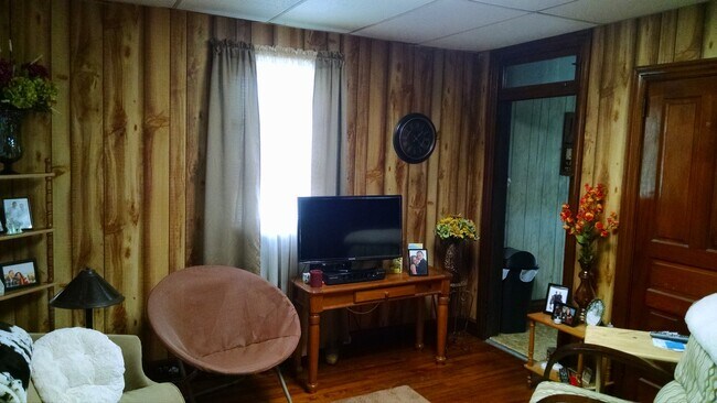 Foto del edificio - 118 Hummel Avenue, Unit B