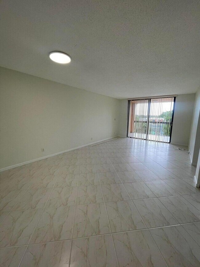 Building Photo - 500 Egret Cir
