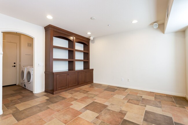 Foto del edificio - Beautiful Tri-level Townhome!