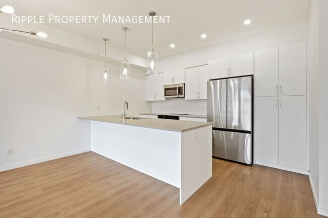 Photo du bâtiment - AMAZING BRAND NEW 2 BEDS+ DEN/ 2.5 BATHS TOWNHOUSE