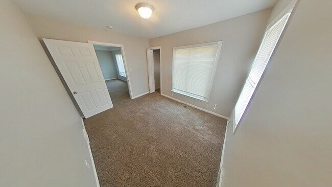 Building Photo - "3-Bedroom Retreat in Roseville – Spacious 1300 Sq Ft Home!"