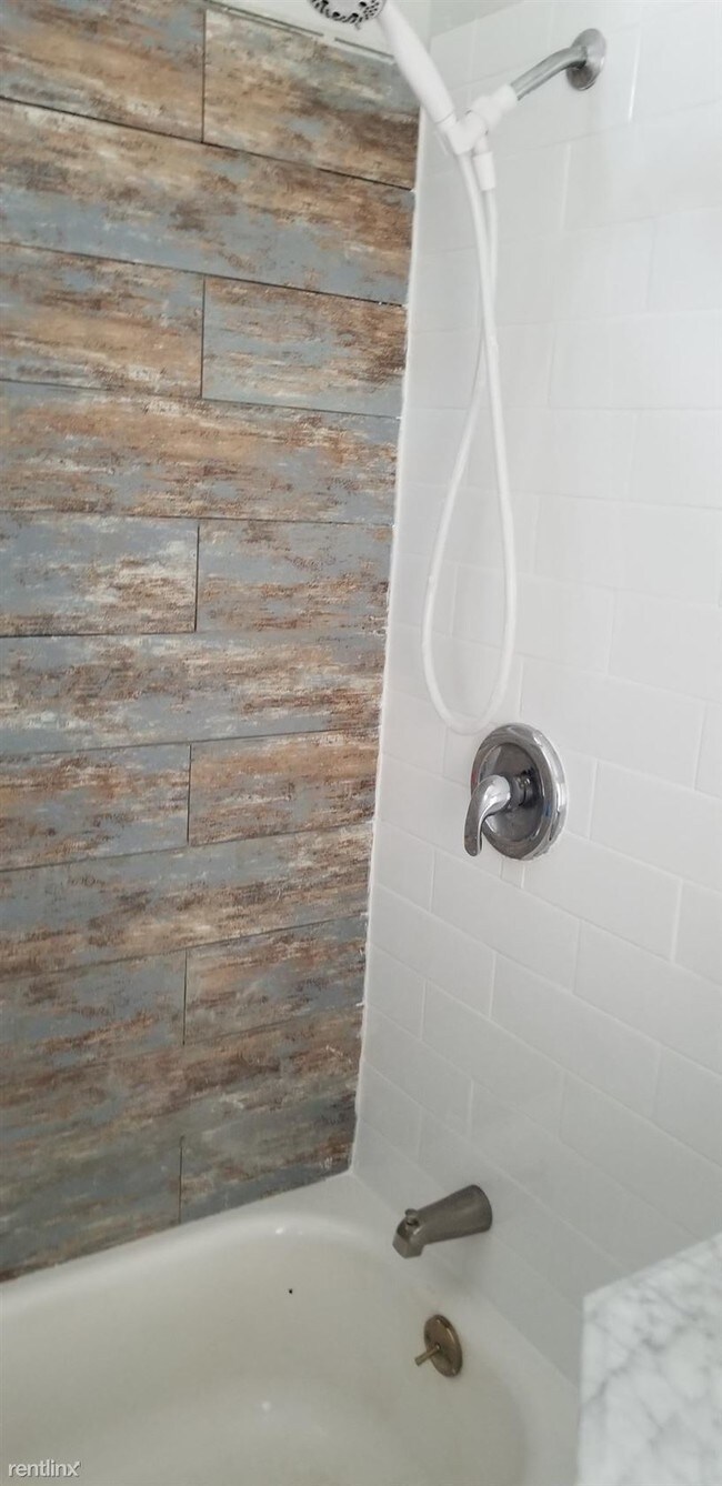 Building Photo - 2 br, 1 bath  - 98 N 13th St Apt 3