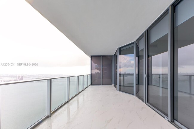 Foto del edificio - 700 NE 24th St