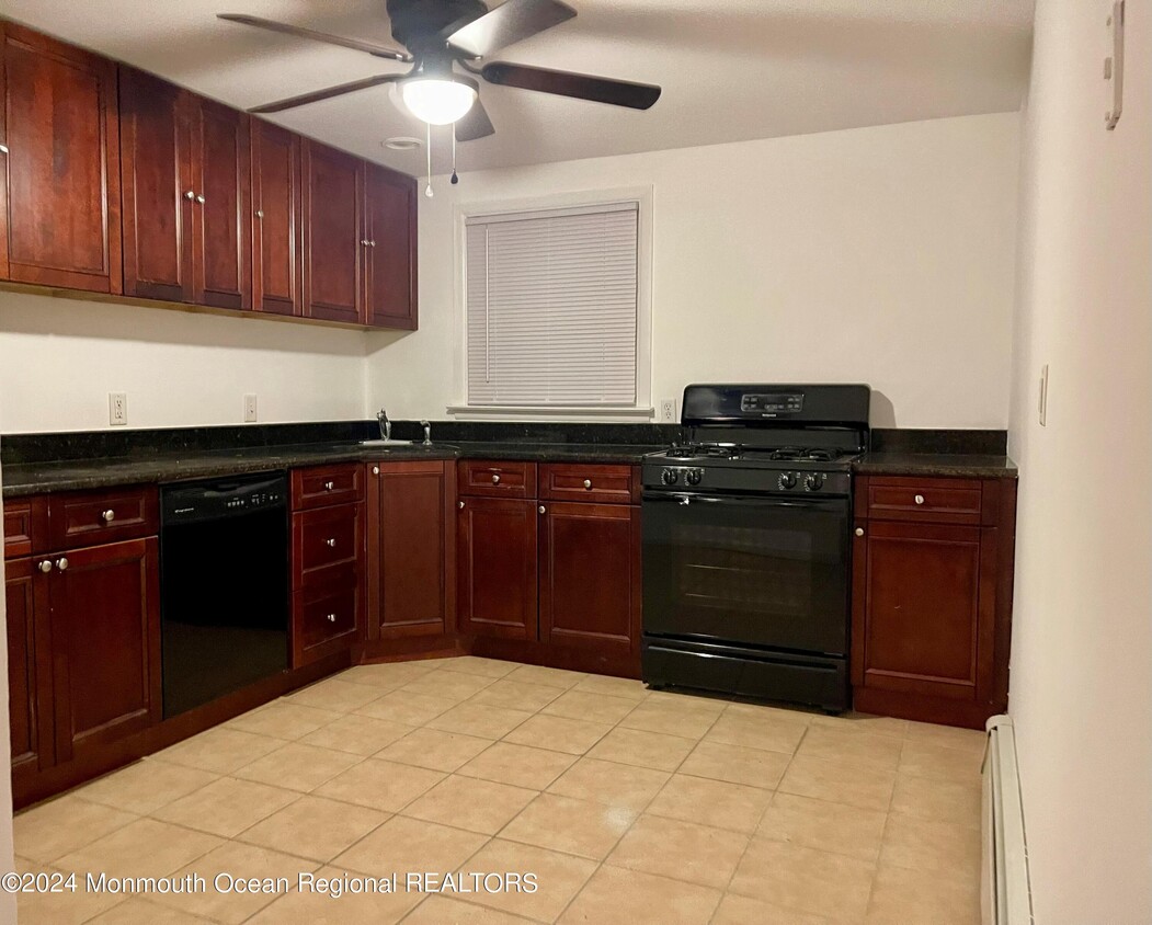 2207 Adams Ave Unit B, Toms River, NJ 08753 Room for Rent in Toms