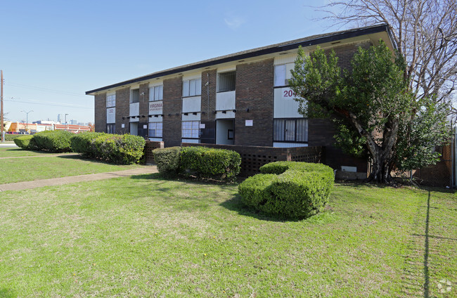 Courtyard - Virginia Apartments