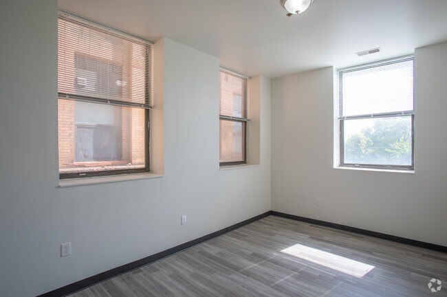 3BR, 1BA - 950 SF - Elmore Apartments