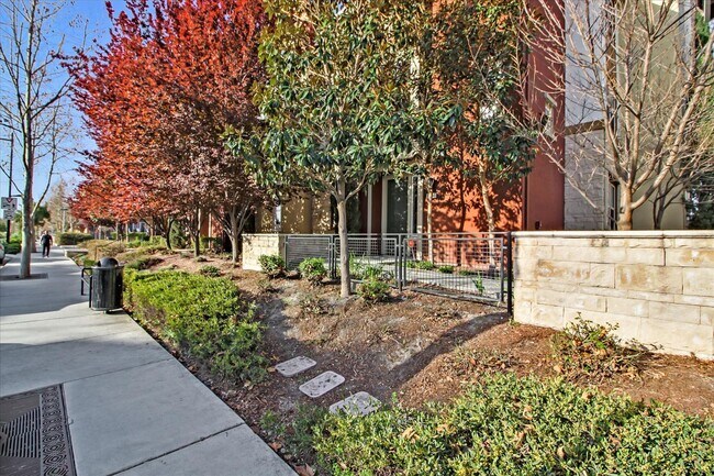 Building Photo - Rare find 3 bedrooms 3.5 bath Townhome for...
