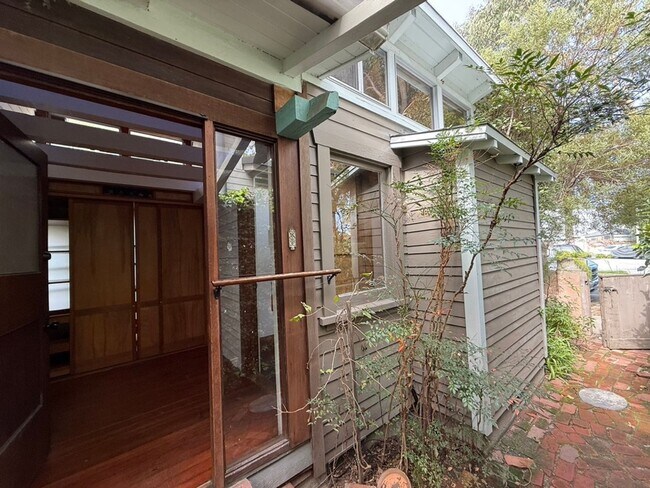 Foto del edificio - Hidden Garden Retreat – A One-Bedroom Oasis in the Heart of Venice