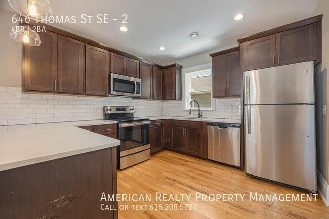 Building Photo - 646 Thomas St SE