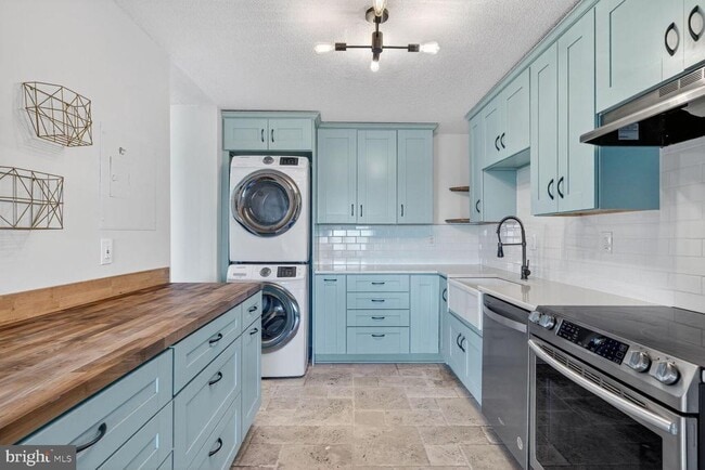 Building Photo - 307 Yoakum Pkwy